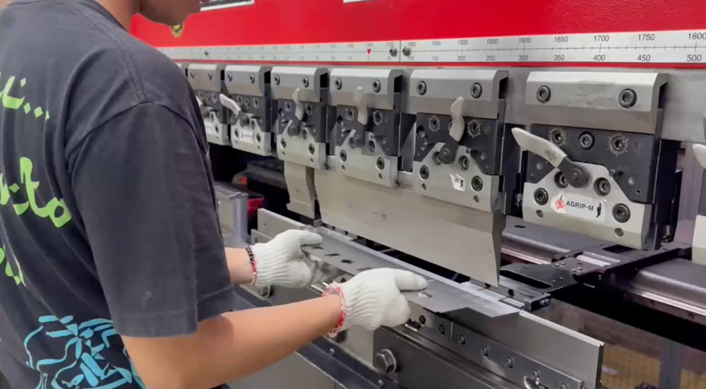 升林有限公司-NCT電腦折床_PDU外殼製程介紹(AMADA-HG-8025-CNC).jpg